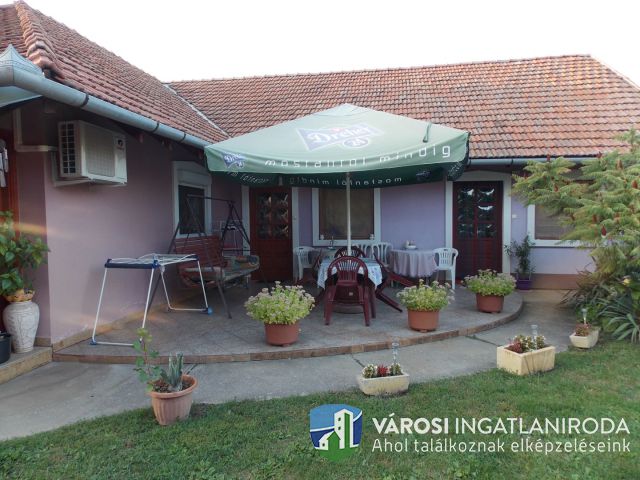 Igényes családi ház plusz 3 db. apartman!