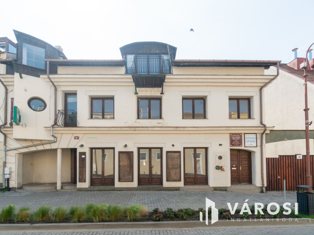 Siófok belvárosában a főtéren 591 nm lakóterű ingatlan eladó