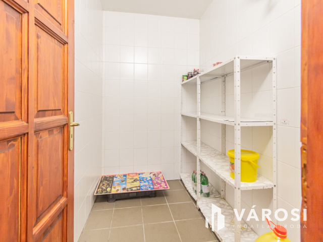 Étterem, egy Termálfürdő bejáratánál