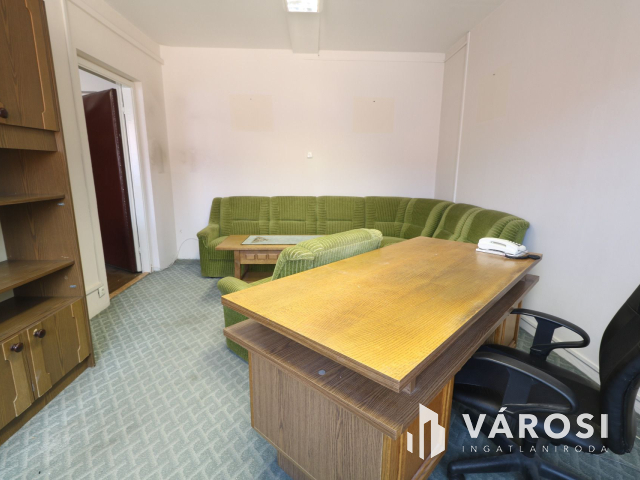 Belvárosi irodák, a Szilágyi utcában eladók.