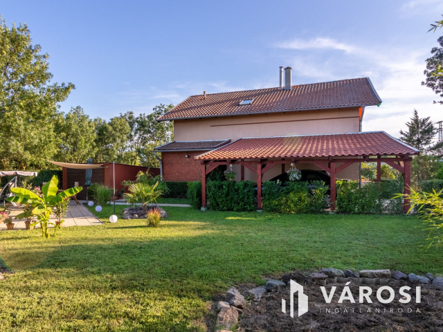 Két szintes családi ház étteremmel, lakás beszámítással