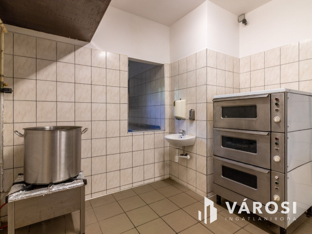 Két szintes családi ház étteremmel, lakás beszámítással