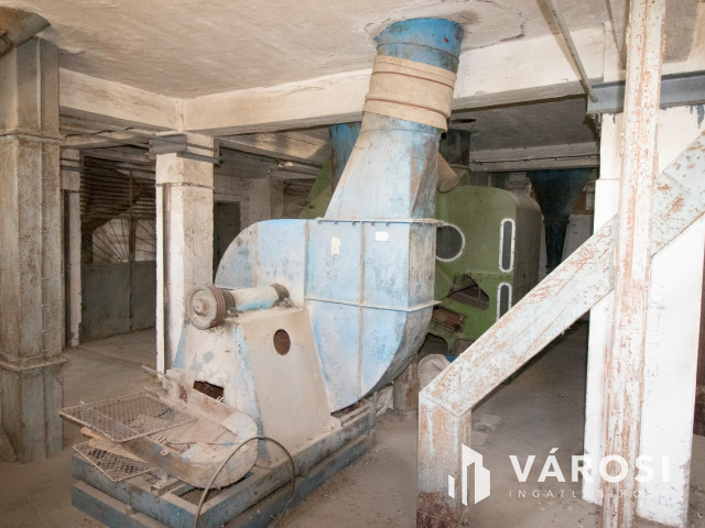 Kiváló adottságú telephely, vasúti iparvágánnyal