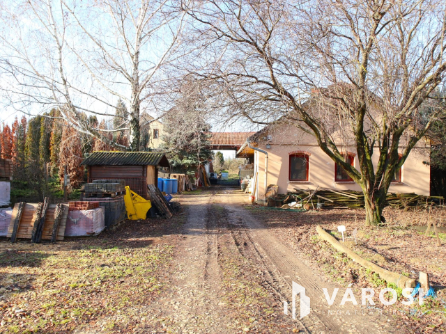 Két lakóingatlan a város peremén, értékes ipari területen