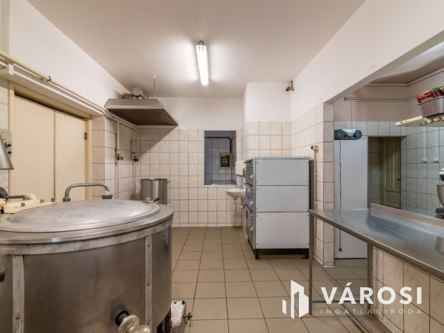 Vendéglő plusz erdő, a 46-os főút mentén