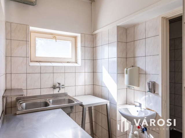 Vendéglő plusz erdő, a 46-os főút mentén