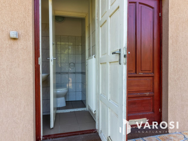 Vendéglő plusz erdő, a 46-os főút mentén