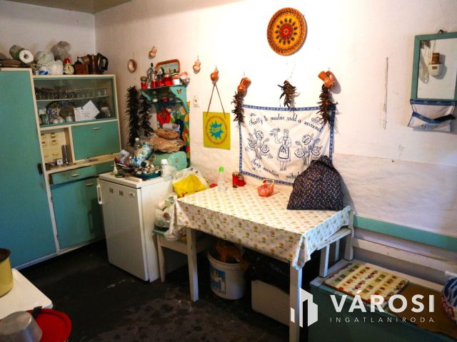 Vasvár központban,csendes helyen,2és fél szobás cs.ház eladó