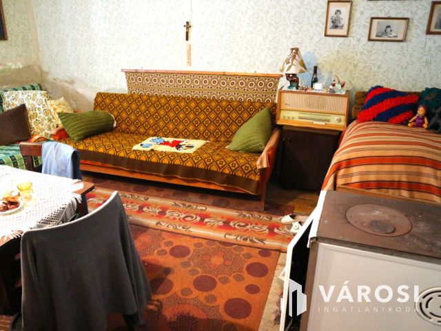 Vasvár központban,csendes helyen,2és fél szobás cs.ház eladó