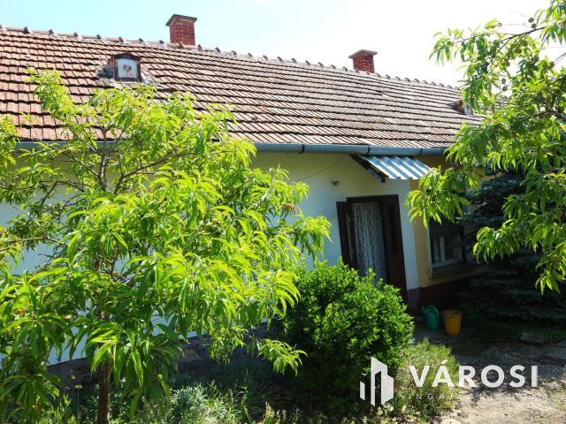 Vasvár központban,csendes helyen,2és fél szobás cs.ház eladó