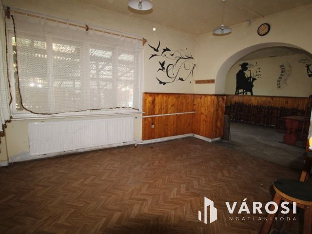 130 nm-es tégla ház több melléképülettel