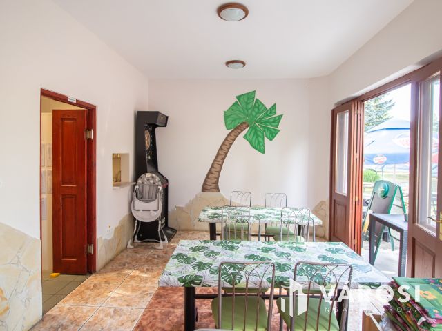 Étterem, egy Termálfürdő bejáratánál