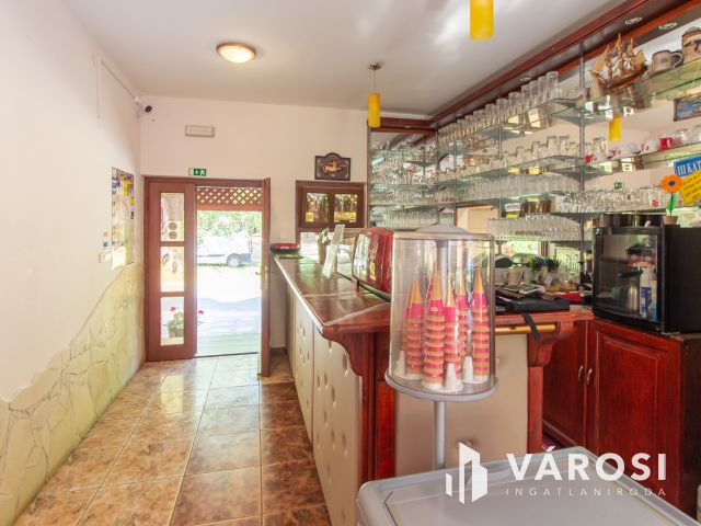 Étterem, egy Termálfürdő bejáratánál