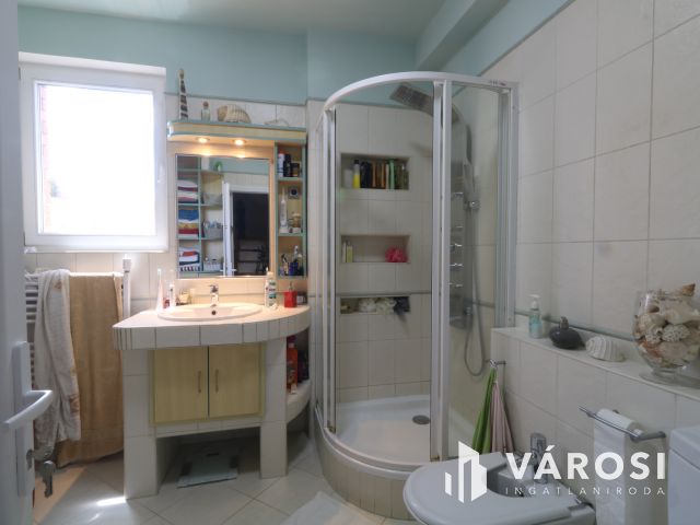 Bérkert utcai sorház, saját kertttel,garázzsal.