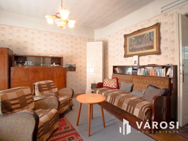 Kétgenerációs, nagypolgári családi ház eladó!