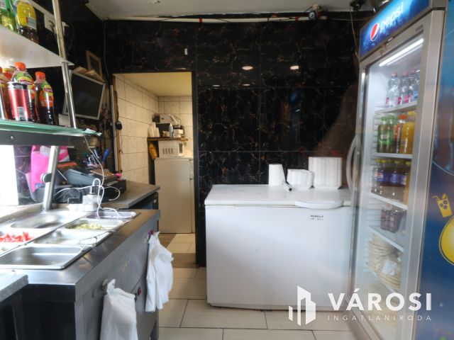 Mars téren Gyros-os bűfé, eladó.