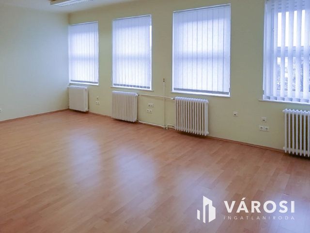 180 m2-es üzlet eladó 3 szintes irodaházzal, raktárakkal