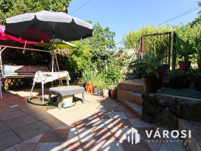 Két különálló ház egy telken