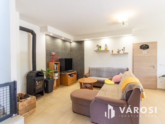 Tágas terek, nagy kerttel, jó helyen