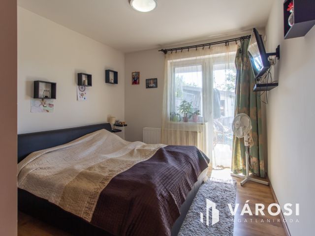 Tágas terek, nagy kerttel, jó helyen