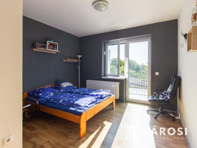 Tágas terek, nagy kerttel, jó helyen