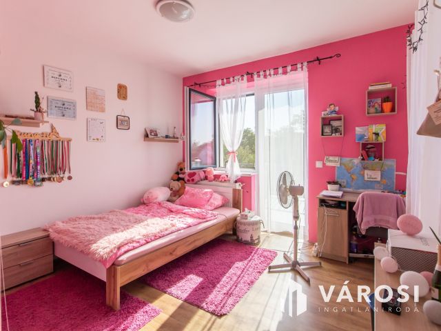 Tágas terek, nagy kerttel, jó helyen