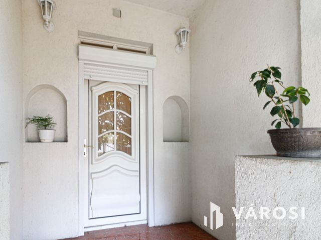 Sarkad központjában tágas családi ház+üzlethelyiség