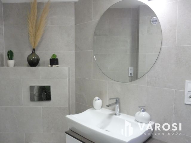 Újszeged legkedveltebb utcájában,minőségi szép lakás eladó.