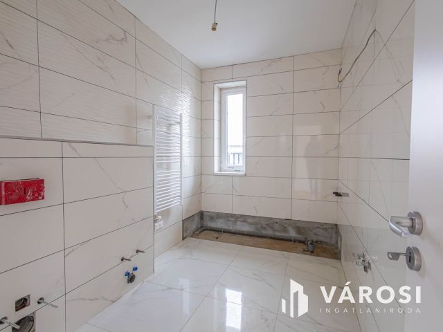 PENTHOUSE BUDAI PANORÁMÁVAL A PÉTERHEGYI LAKÓPARKBAN! C-T-1