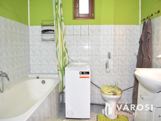 Szép kis kádár kocka a paradicsomban!