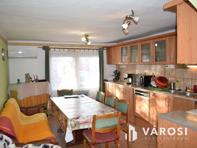 Szép kis kádár kocka a paradicsomban!