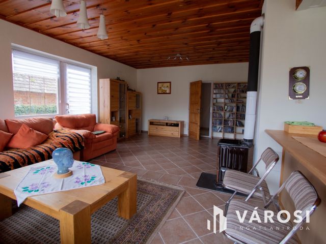 Lentihez közel, kiváló lehetőséggel rendelkező ház eladó!