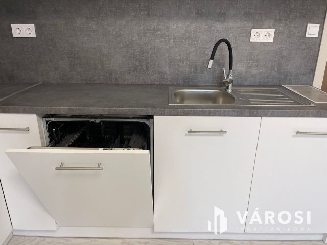 Teljesen felújított, földszinti lakás Orosháza belvárosában