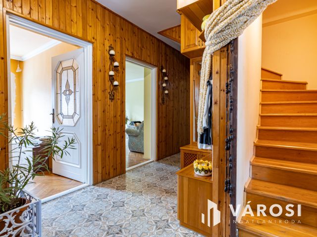 Pilisborosjenő és Budapest határán, panorámás családi ház