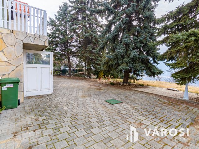 Pilisborosjenő és Budapest határán, panorámás családi ház