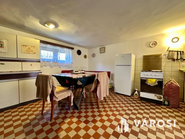 Károlyi csendes részén, felújítandó családi ház eladó!