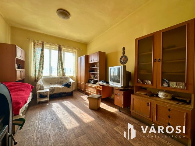 Károlyi csendes részén, felújítandó családi ház eladó!