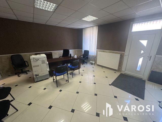 Füleki úton 76 nm-es üzlethelyiség kiadó!