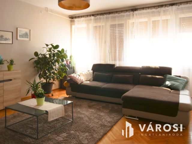 Közkedvelt utcában ikerház eladó!