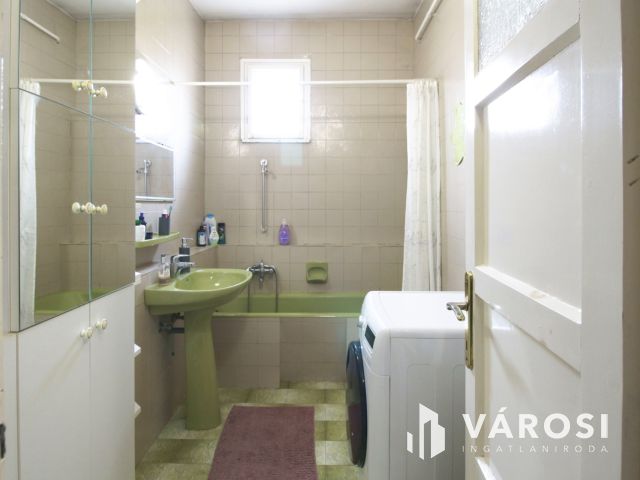 Közkedvelt utcában ikerház eladó!