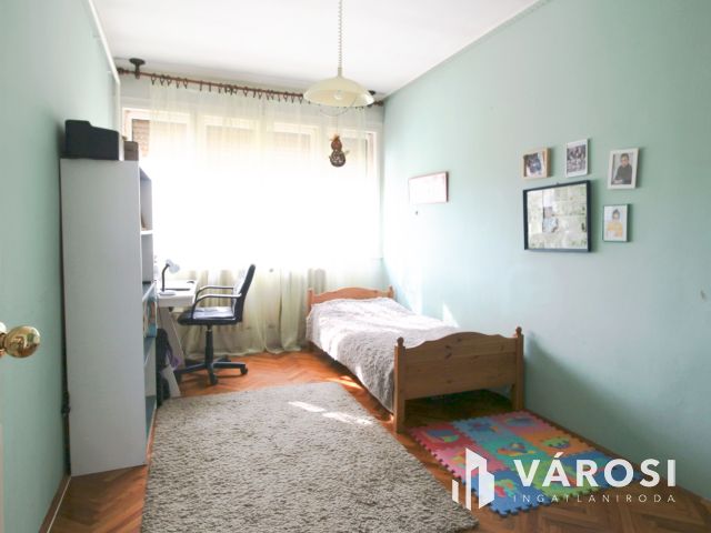 Közkedvelt utcában ikerház eladó!