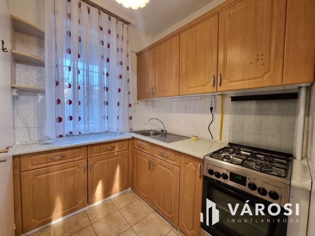 KIADÓ Belvárosi Felújított 1.emeleti, klimatizált lakás