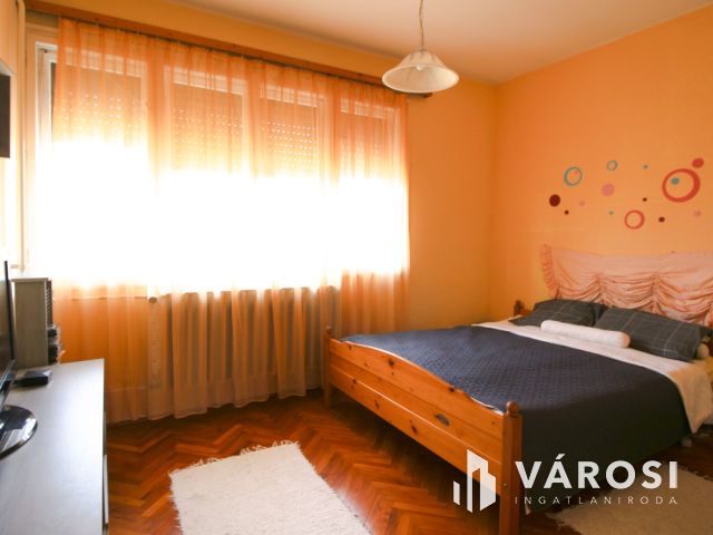 Közkedvelt utcában ikerház eladó!