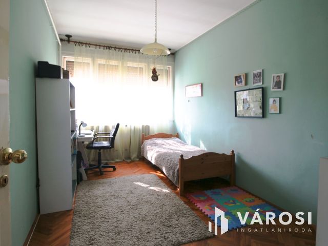 Közkedvelt utcában ikerház eladó!