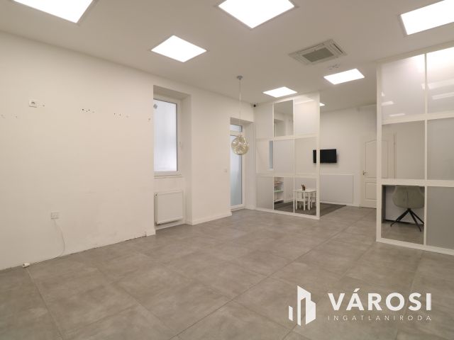 Impozáns üzlethelyiség szeged belvárosában.