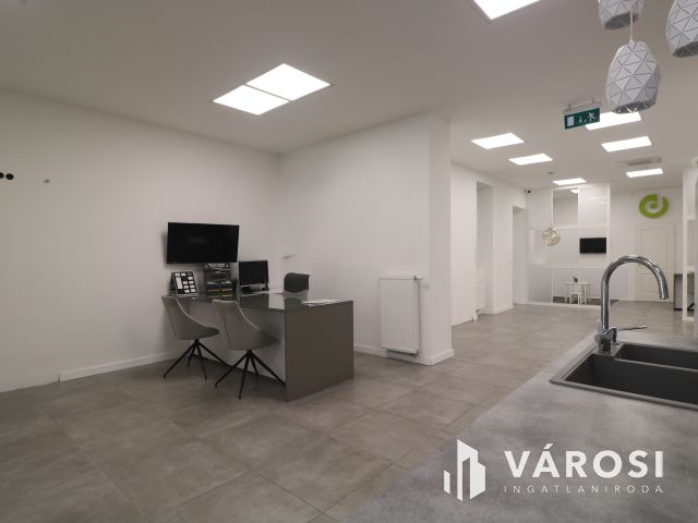 Impozáns üzlethelyiség szeged belvárosában.