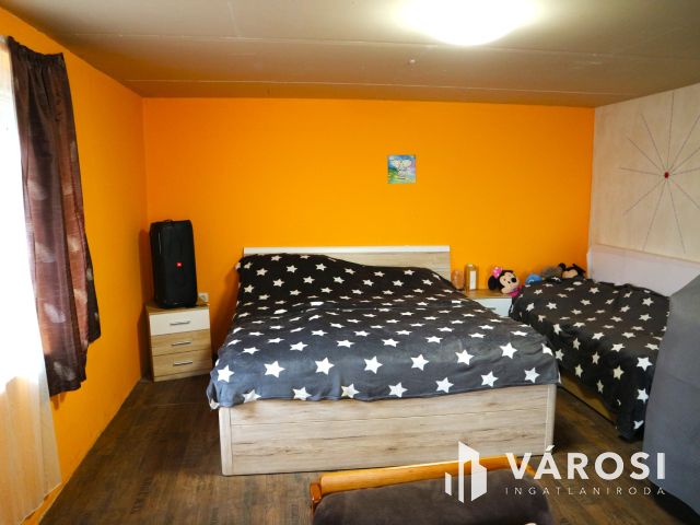 Répcelak központi,csendes,2 gener. felújítandó szintes ház