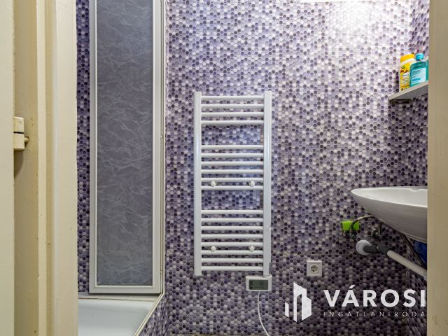 Pilisszentkereszten, három lakásos, családi ház eladó