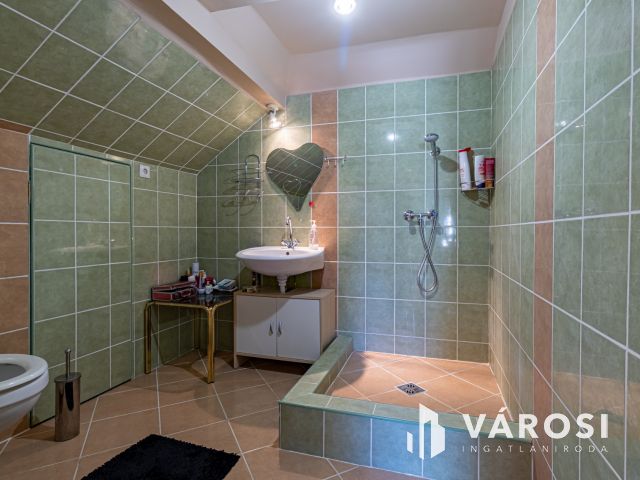 Pilisszentkereszten, három lakásos, családi ház eladó