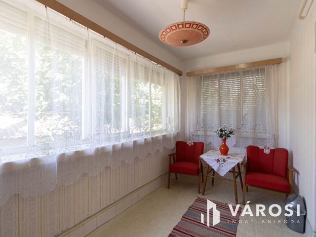 Bútorozott családi ház Mezőhegyes központjában